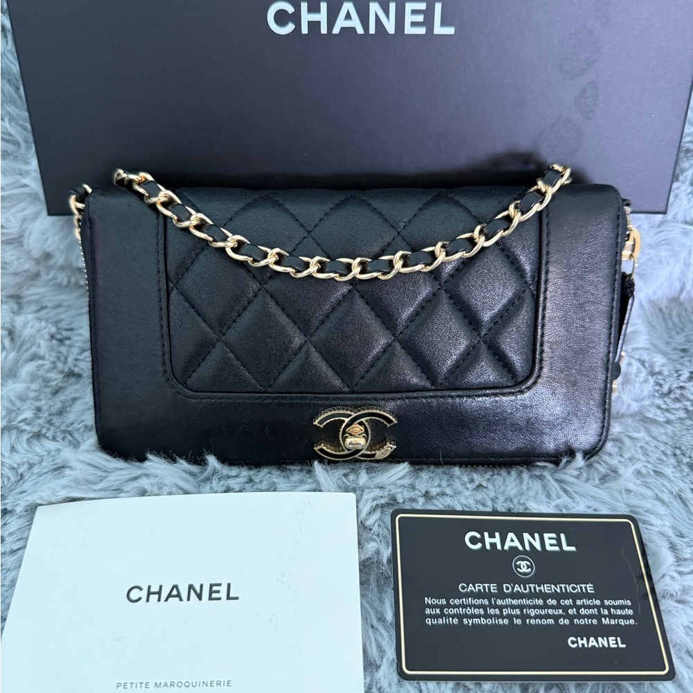 CHANEL Black Quilted Lambskin Shoulder Bag with Gold Chain